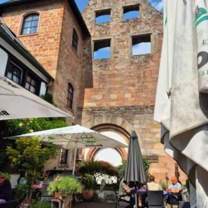 biergarten mit blick aufs kloster